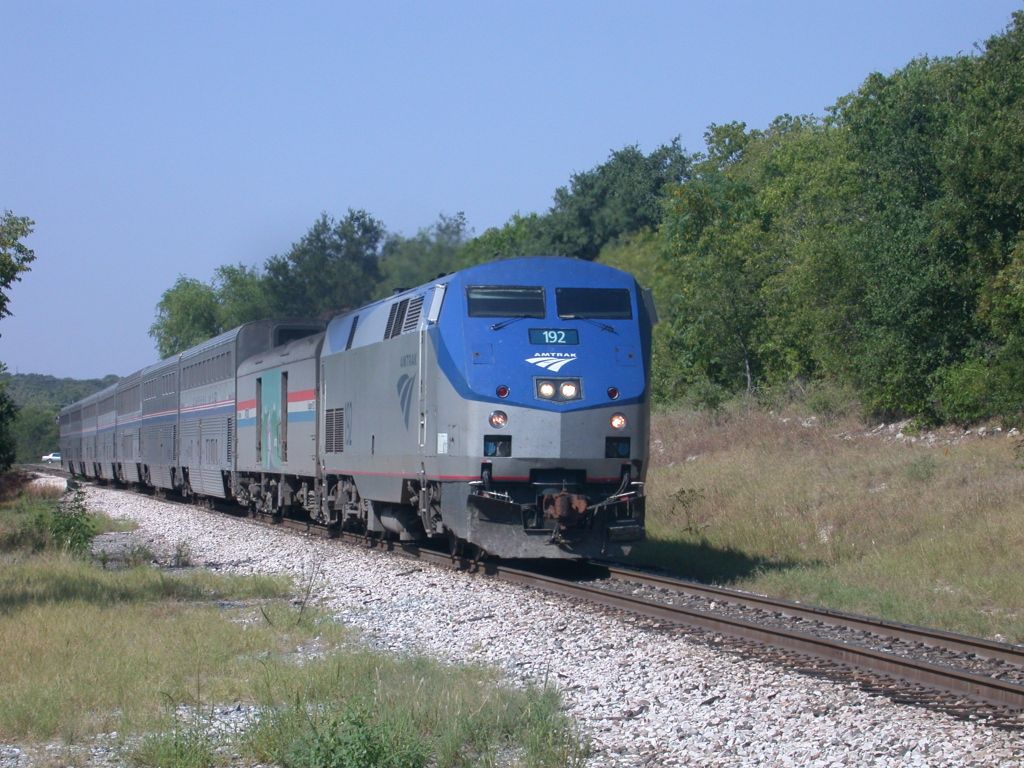 AMTK 0192  31Aug2004  NB Texas Eagle (Train 22) approaching Mary Street grade crossing 